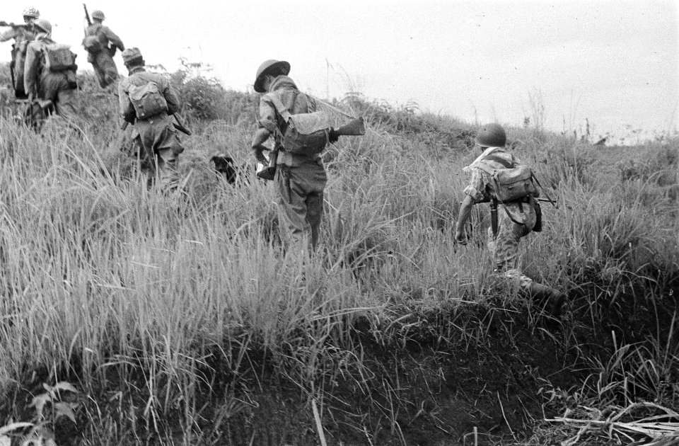 Sidamanik (Sumatra's Oostkust). De infanteriepatrouille is op weg door het berga, Bestanddeelnr 3677