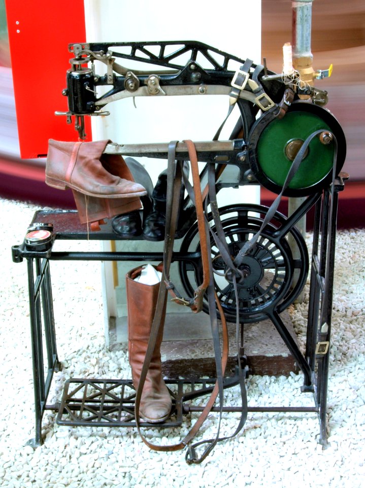 Shoe sewing machine