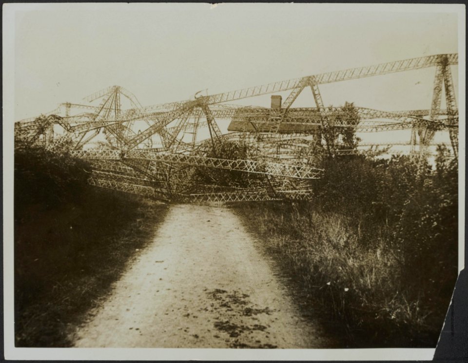 Showing how Zeppelin fell across a road, Bestanddeelnr 158-2555