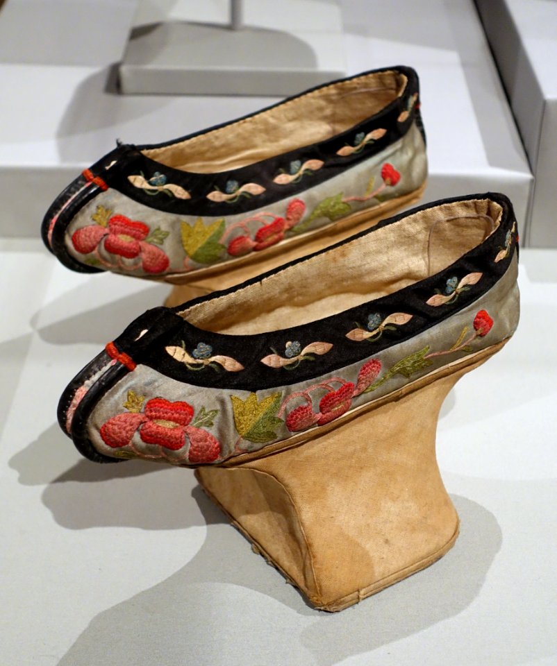 Shoes for a Manchu noblewoman, China, Qing dynasty, mid 1800s AD, silk, wood - Textile Museum, George Washington University - DSC09970