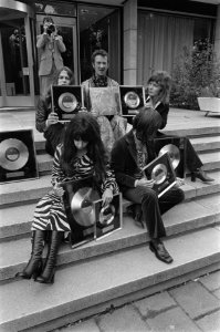 Shocking Blue krijgt gouden en platina platen in Hilton Hotel , Amsterdam, Bestanddeelnr 923-8079