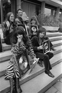 Shocking Blue krijgt gouden en platina platen in Hilton Hotel, Amsterdam Shocki, Bestanddeelnr 923-8076