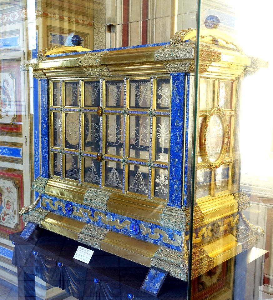 Shrine presented to Pius XI by the City of Milan, 1929, crystal, gold-plate, lapis-lazuli, pearls, jade, precious stones - Galleria di Urbano VIII - Vatican Museums - DSC00755