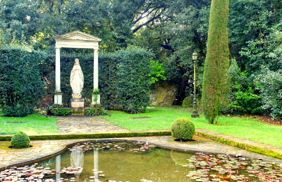 Shrine to the Virgin Mary - Barberini Gardens - Castel Gandolfo - DSC04335