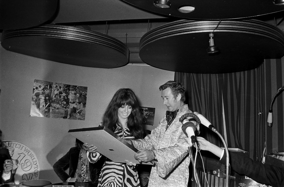 Shocking Blue krijgt gouden en platina platen in Hilton Hotel , Amsterdam, Bestanddeelnr 923-8081
