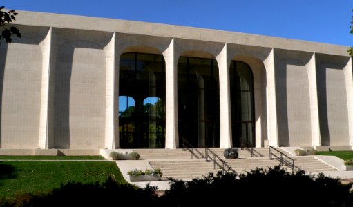 Sheldon Gallery (Lincoln, NE) center from SE 1