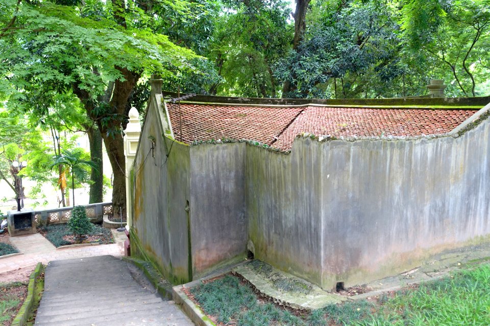Shrine - Hanoi Botanical Garden - Hanoi, Vietnam - DSC03642