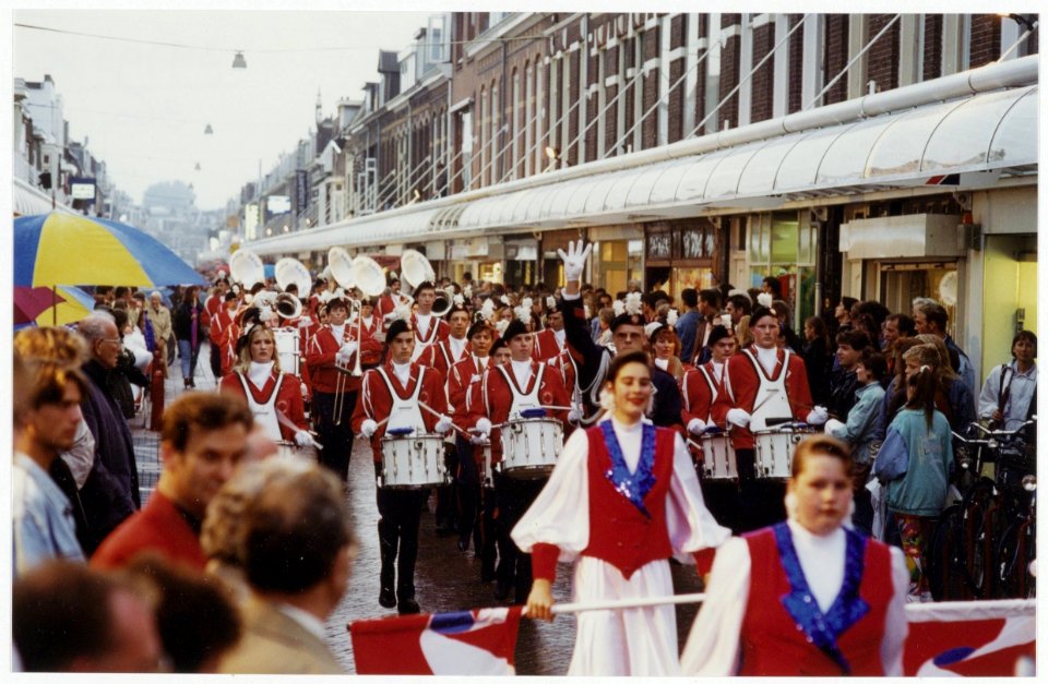 Showkorps Damiate tijdens de feestelijke opening van de Gen. Cronjéstraat i.v.m. de nieuwe luifels. NL-HlmNHA 54035040