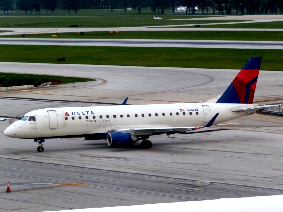 Shuttle America E-175 N212JQ KCMH