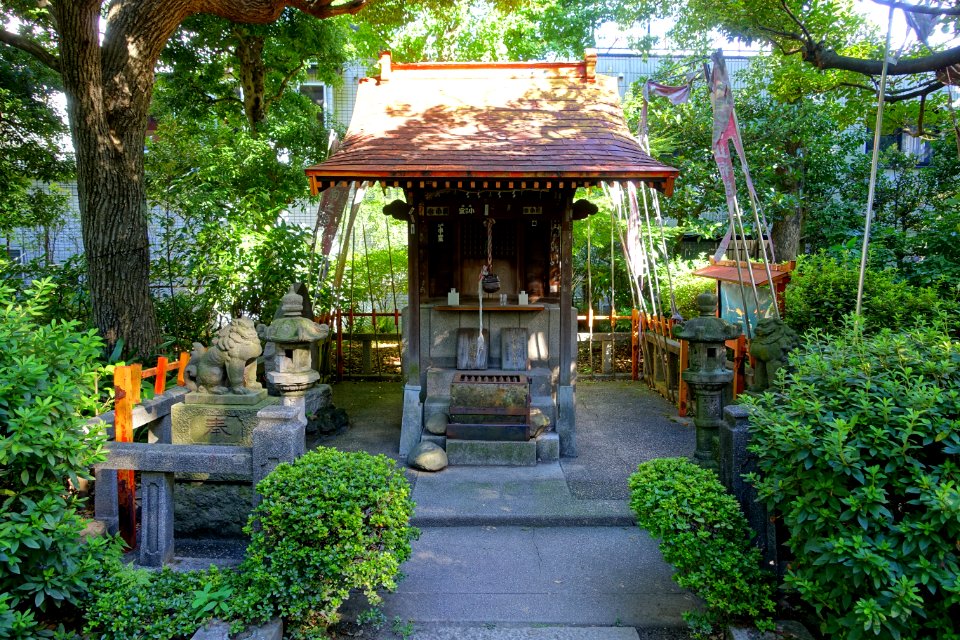 Shrine - Old Yasuda Garden - Tokyo, Japan - DSC06477