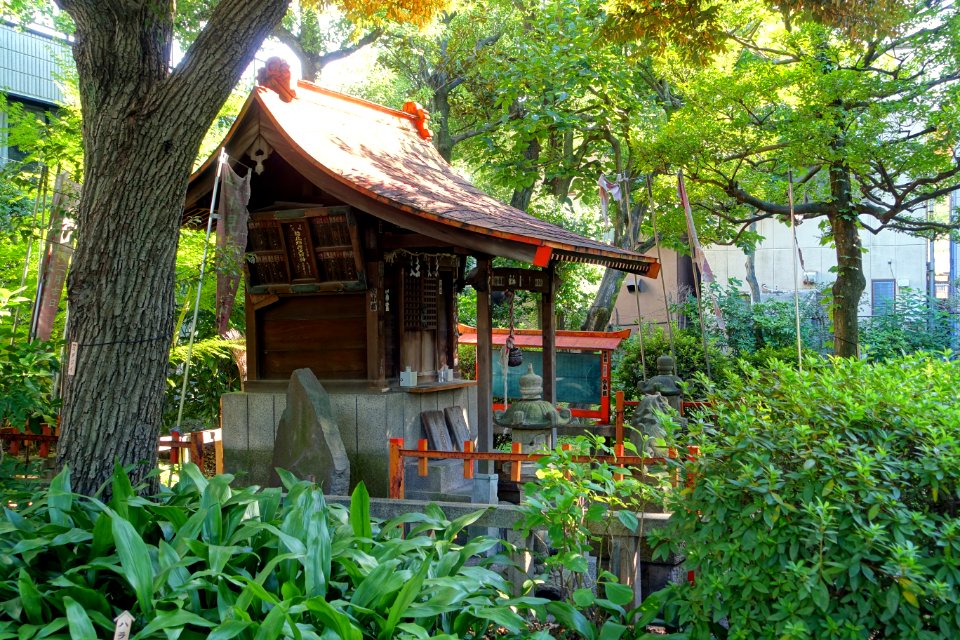 Shrine - Old Yasuda Garden - Tokyo, Japan - DSC06483