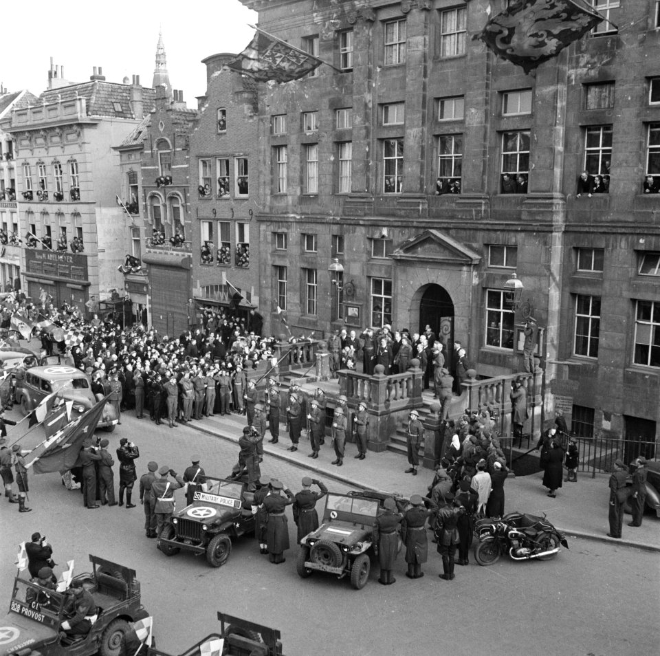 S-Hertogenbosch. Koningin Wilhelmina op het bordes voor het stadhuis, Bestanddeelnr 900-4127
