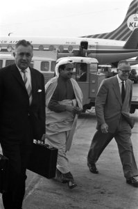 Sheik Khalifa Ben Solman op Schiphol voor prive-vakantie in onze hoofdstad, Bestanddeelnr 914-3455