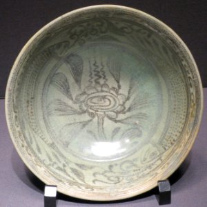 Si Satchanalai ware bowl, Thailand, 15th-16th century, Tokyo National Museum