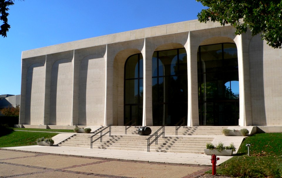 Sheldon Gallery (Lincoln, NE) from NE 1