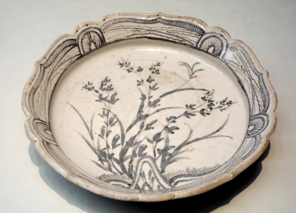 Shallow Bowl, Mino ware, Shino type, Azuchi-Momoyama to Edo period, 16th-17th century, bush clover design - Tokyo National Museum - DSC05857