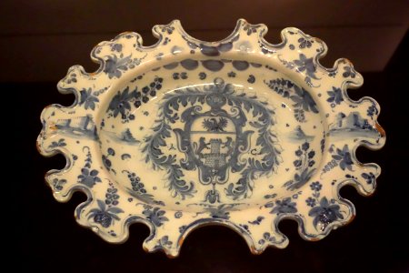 Shaving basin with Savona coat of arms and elaborate rim, second half of the 17th century, maiolica - Accademia Ligustica di Belle Arti - DSC02158