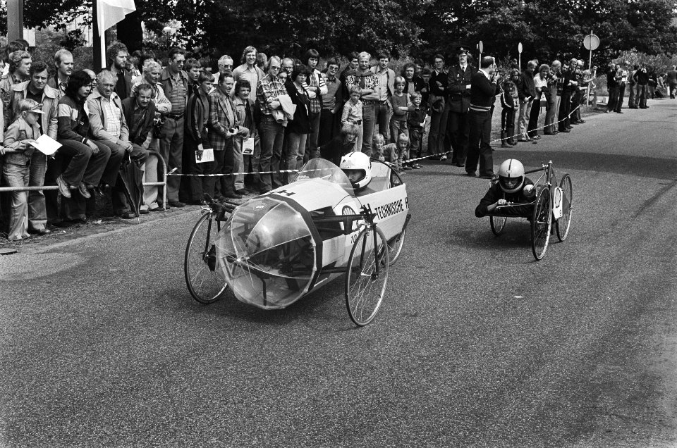 Sheel Zuinigheids Marathon TH Delft (l) en HTS in actie, Bestanddeelnr 929-8021