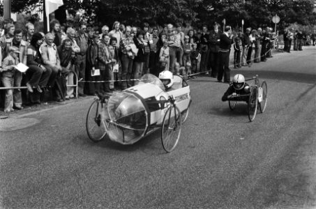 Sheel Zuinigheids Marathon TH Delft (l) en HTS in actie, Bestanddeelnr 929-8021