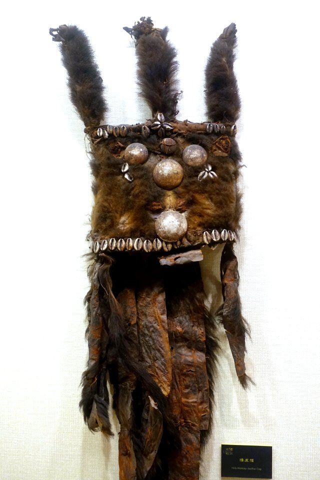 Shaman's hat, monkey leather - Sichuan University Museum - Chengdu, China - DSC06216