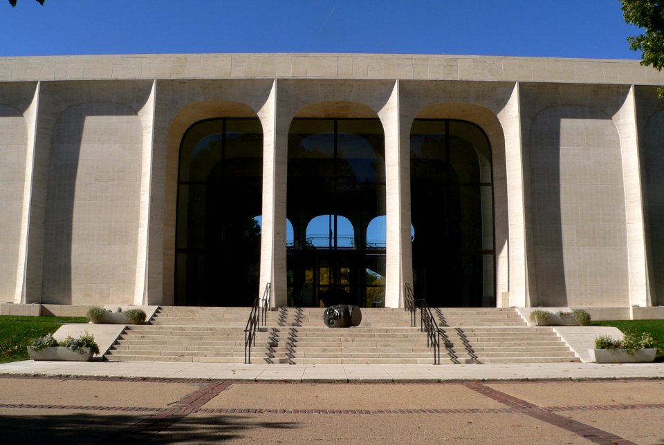 Sheldon Gallery (Lincoln, NE) center from E 1