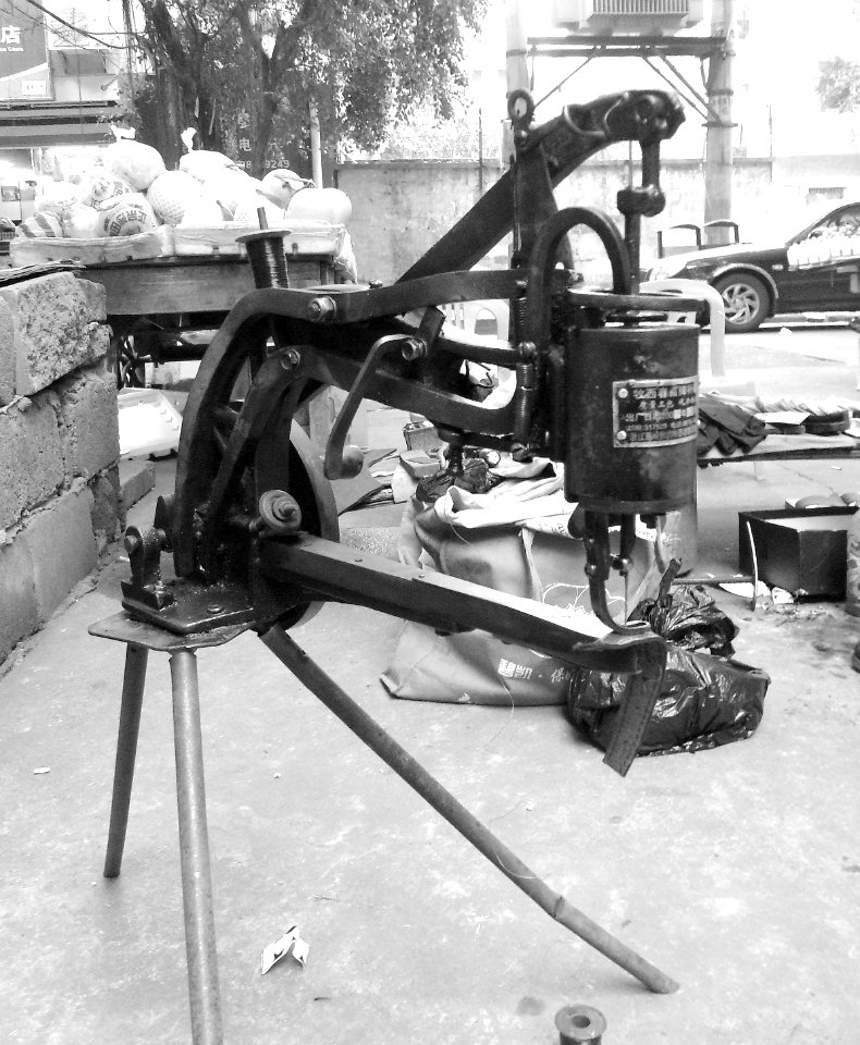 Sewing machine for shoes and bags 01