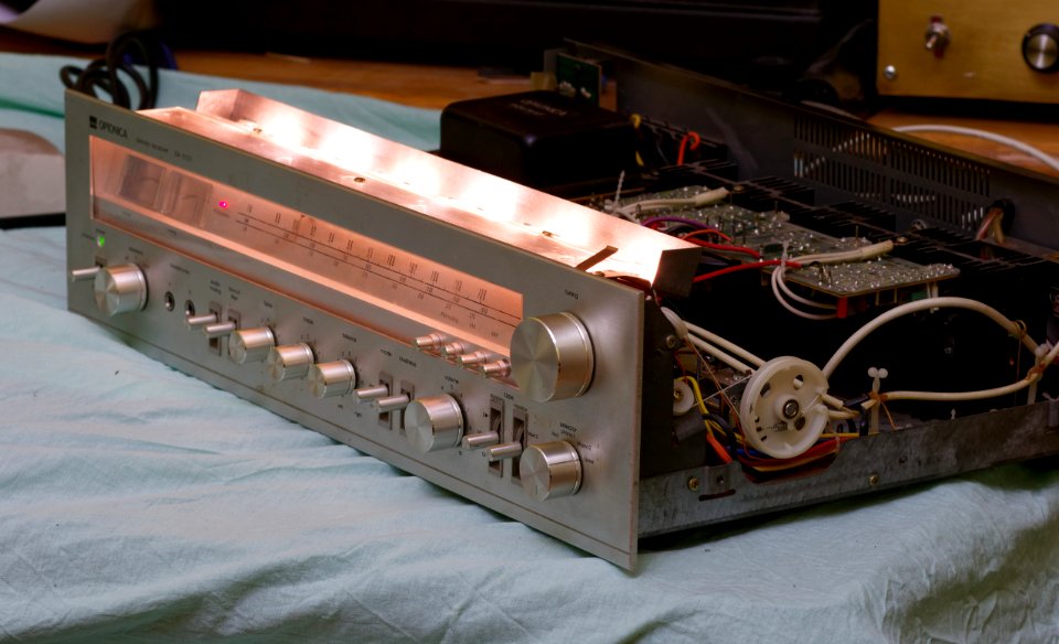 Sharp Optonica SA-2121H receiver on the bench 02