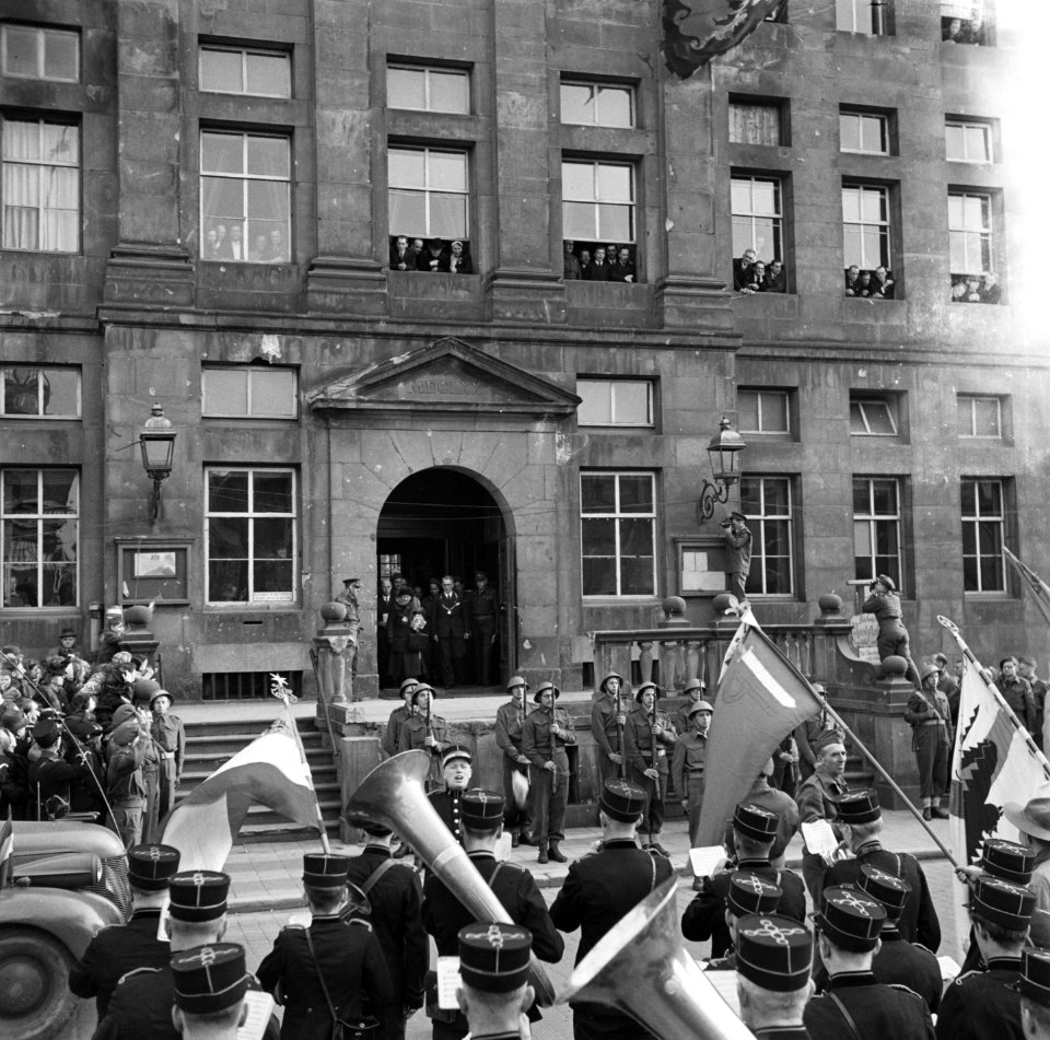 S-Hertogenbosch. Koningin Wilhelmina verlaat het stadhuis in gezelschap van bur, Bestanddeelnr 900-4129