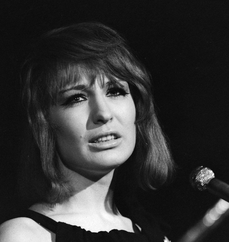 Shaffy Chantant in Rembrandttheater, Liesbeth List, Bestanddeelnr 917-4331 (cropped)