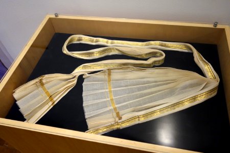 Shawl, Dhaka, Bangladesh, 20th century, cotton, gold thread, gauze - Textile Museum of Canada - DSC00949