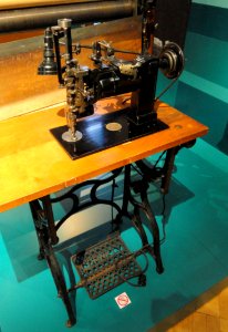 Sewing machine, Cornely Machine Ltd, motor and lamp by Singer - Hakasalmi Villa - DSC04430