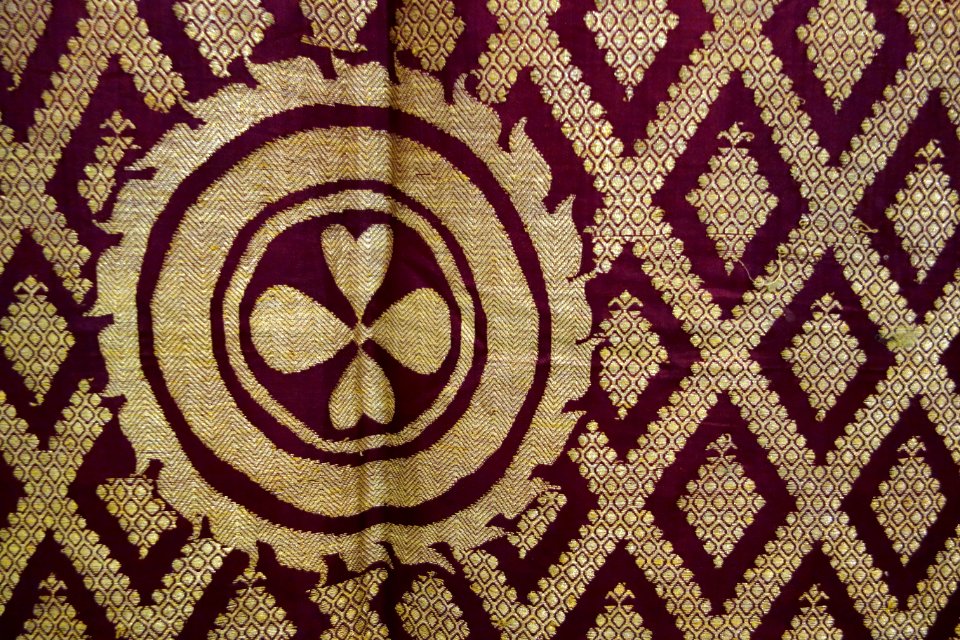 Shawl, Varanasi, Uttar Pradesh, India, view 2, late 19th to early 20th century, silk, gold thread - Textile Museum of Canada - DSC00969