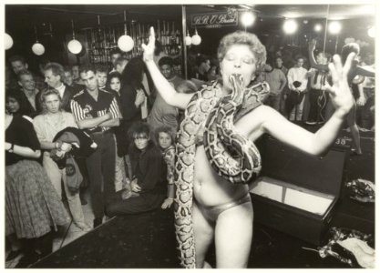Sex en Horror Show in de B.B.O. Brian Bar, Miss Sylvana met haar slang