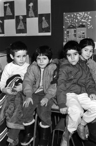 Seyit Ali Ince (m) tussen 2 klasgenootjes, Bestanddeelnr 933-5307