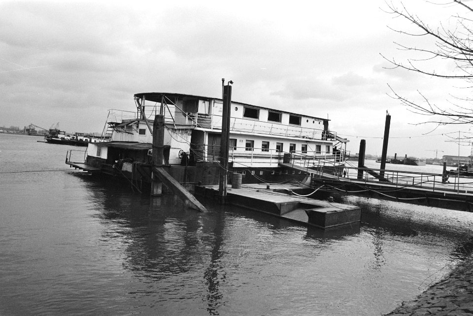 Sexboot nabij Feyenoordstation in Rotterdam, Bestanddeelnr 932-8355