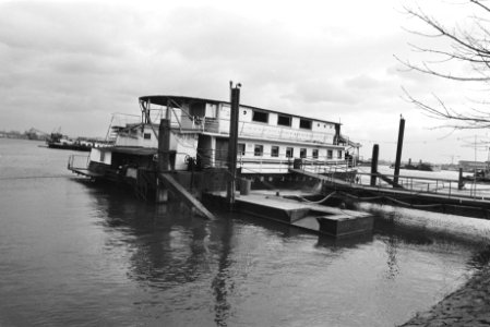Sexboot nabij Feyenoordstation in Rotterdam, Bestanddeelnr 932-8355