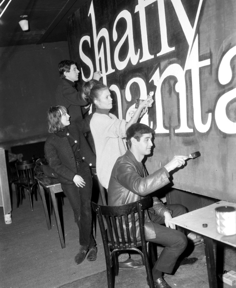 Shaffy Chantant is verhuisd naar het Rembrandttheater, v.l.n.r. Ramses Shaffy, L, Bestanddeelnr 917-4170