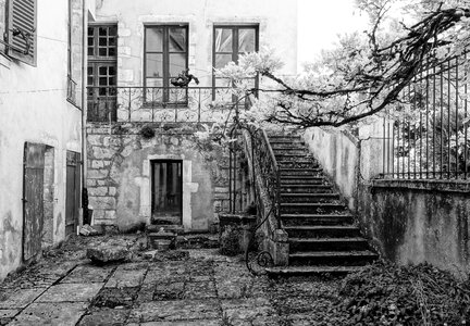 Abandoned black and white vézelay photo