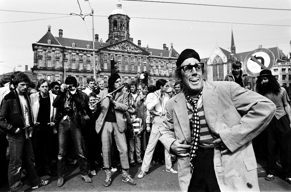 Sfeerfotos Troonswisseling toneel op de Dam (achtergrond Paleis), Bestanddeelnr 930-8099