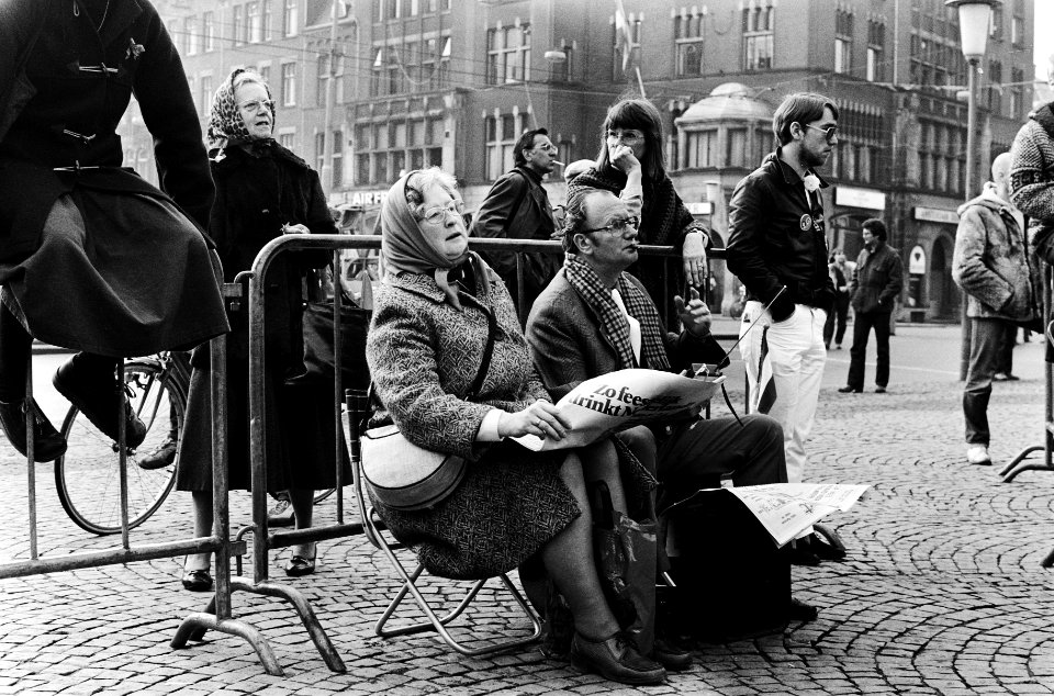 Sfeerfotos Troonswisseling oranjegangers wachtend tot Koningin verschijnt, Bestanddeelnr 930-8098