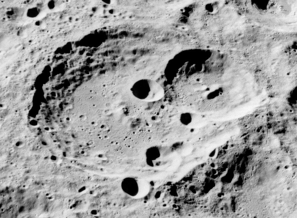 Seyfert crater AS16-M-3001 ASU