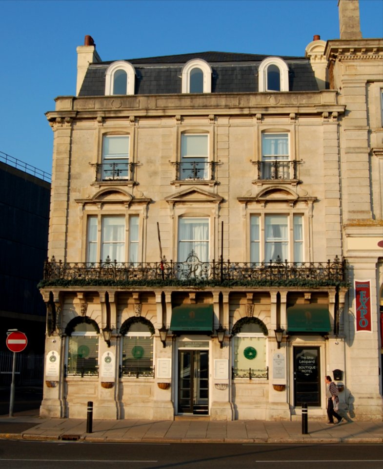 Ship Leonard Hotel, 15–16 The Hard, Portsmouth (NHLE Code 1387235) (April 2019)
