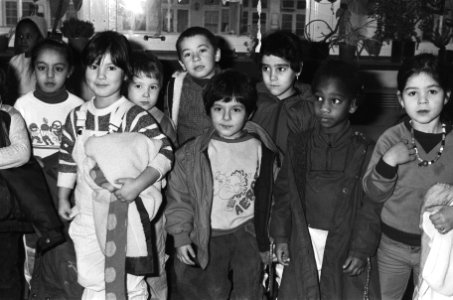 Seyit Ali Ince tussen klasgenootjes, Bestanddeelnr 933-5309