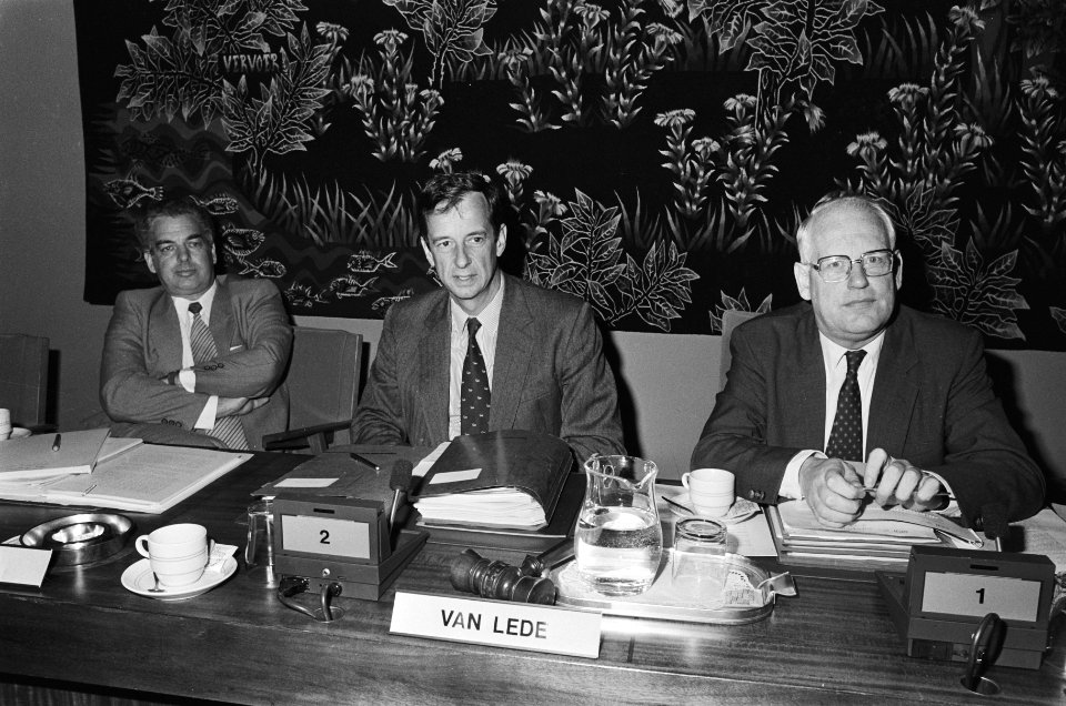 SER-vergadering v.l.n.r. Hans Pont (FNV), Van Lede (V en voorzitter Quene, Bestanddeelnr 933-4639