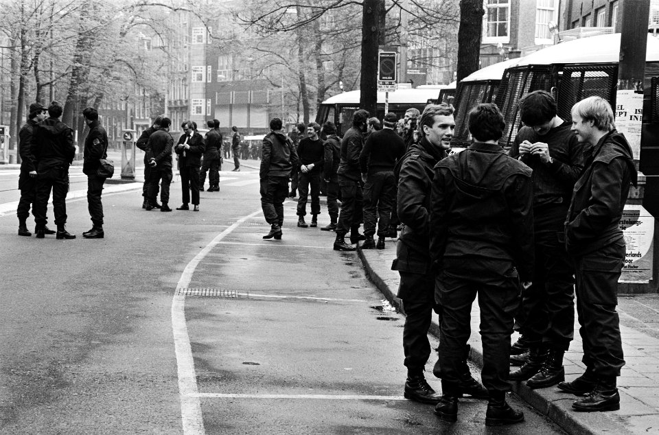 Sfeerfotos Troonswisseling politie ( Mobiele Eenheid ) de Paleisstraat wachtend, Bestanddeelnr 930-8101