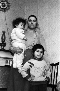Seyit Ali Ince met moeder en zusje, Bestanddeelnr 933-5308