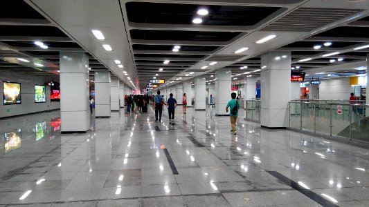Shenzhen Metro Line 11 Houhai Sta Concourse photo