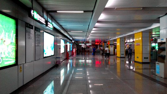 Shenzhen Metro Line 5 Liuxiandong Sta Concourse photo