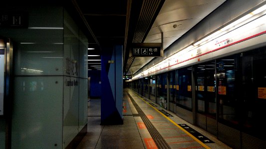 Shenzhen Metro Line 4 Lianhua N Sta Platform photo