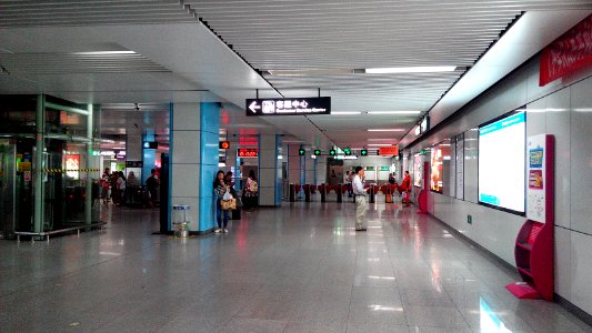 Shenzhen Metro Line 5 Lingzhi Sta Concourse photo
